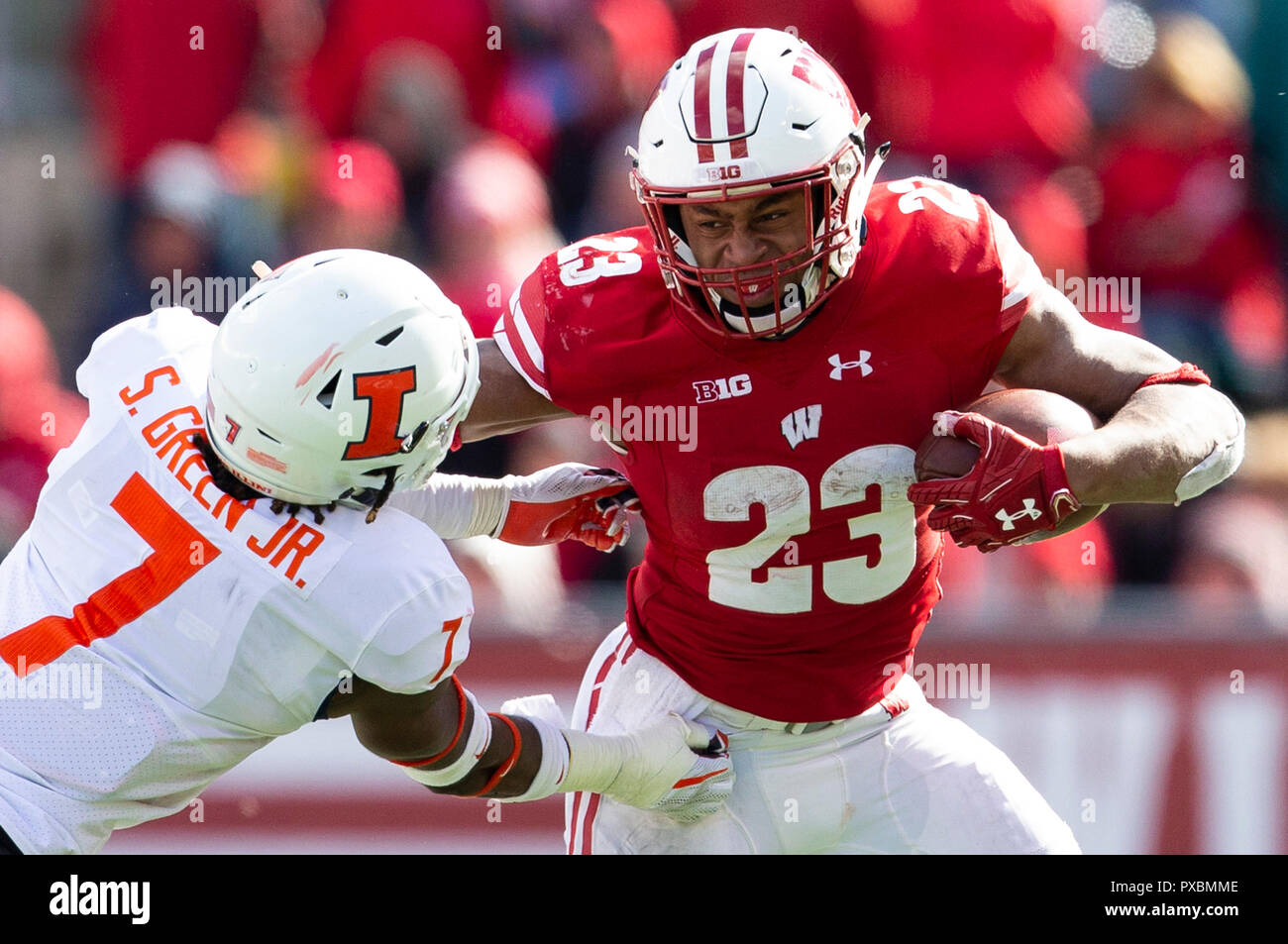 Madison, WI, USA. 20 Oct, 2018. Wisconsin Badgers running back Jonathan Taylor # 23 l'Illinois Fighting Illini bras rigide arrière défensif Stanley Green # 7 au cours de la NCAA Football match entre l'Illinois Fighting Illini et le Wisconsin Badgers au Camp Randall Stadium à Madison, WI. Le Wisconsin a défait l'Illinois 49-20. John Fisher/CSM/Alamy Live News Banque D'Images