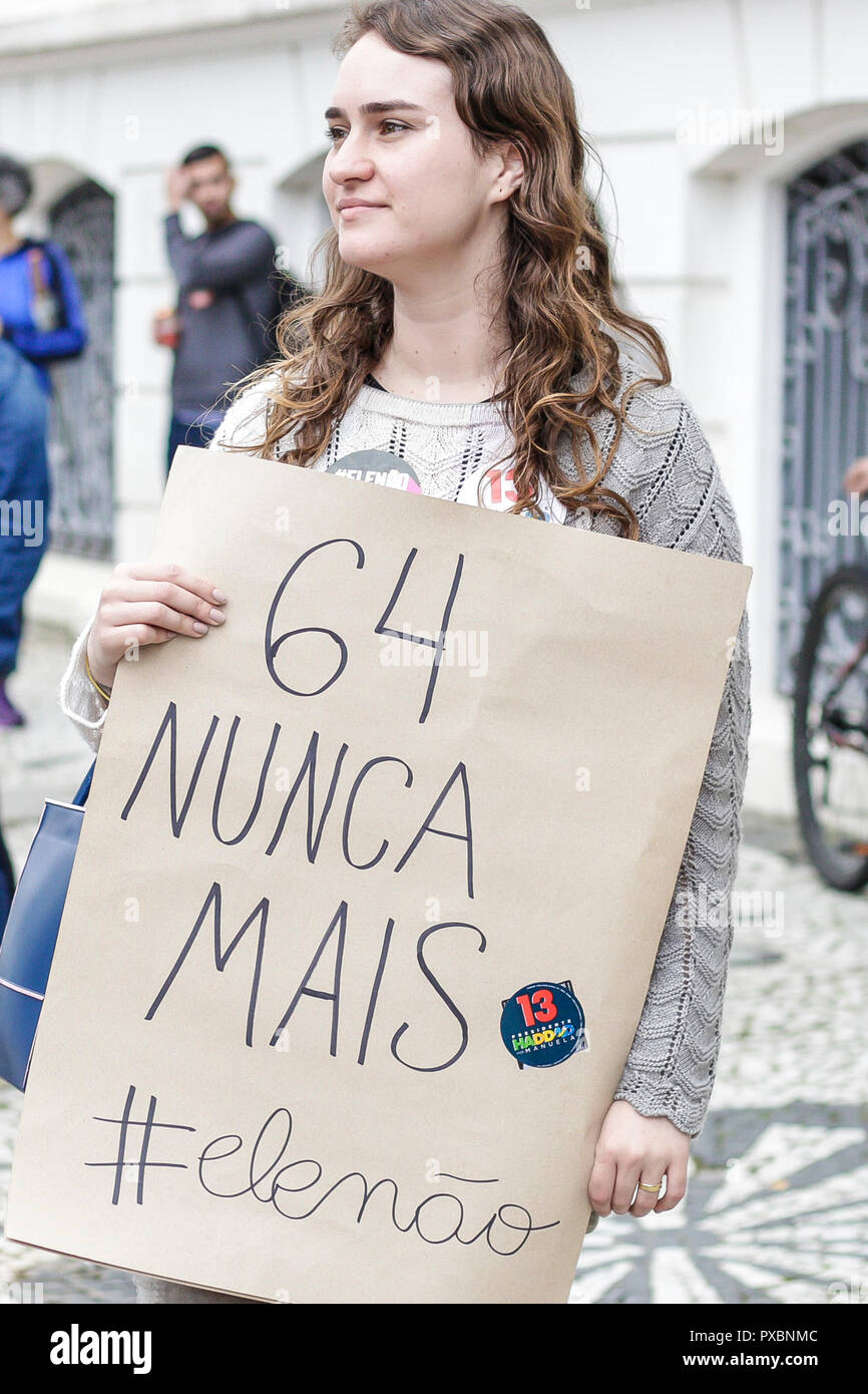 PR - Curitiba - 10/20/2018 - Manifestation il pas de Curitiba - manifestants contre la candidature de Bolsonaro Jaďr, re dans la pra Santos Andrade à Curitiba, pour mener à bien la loi, il n o, les femmes contre l'Bolsonaro. La manifestation vise à exposer au rejet par le candidat à la présidence de la République, constamment impliqué dans les cas de la misogynie, le racisme, l'homophobie et partial discours contre plusieurs autres groupes sociaux, y compris allègue également fort 2 allégations à propos de l'achat de fausses nouvelles contre PT diffusés par WhatsApp. Photo : Gabriel Machado/AGIF Banque D'Images