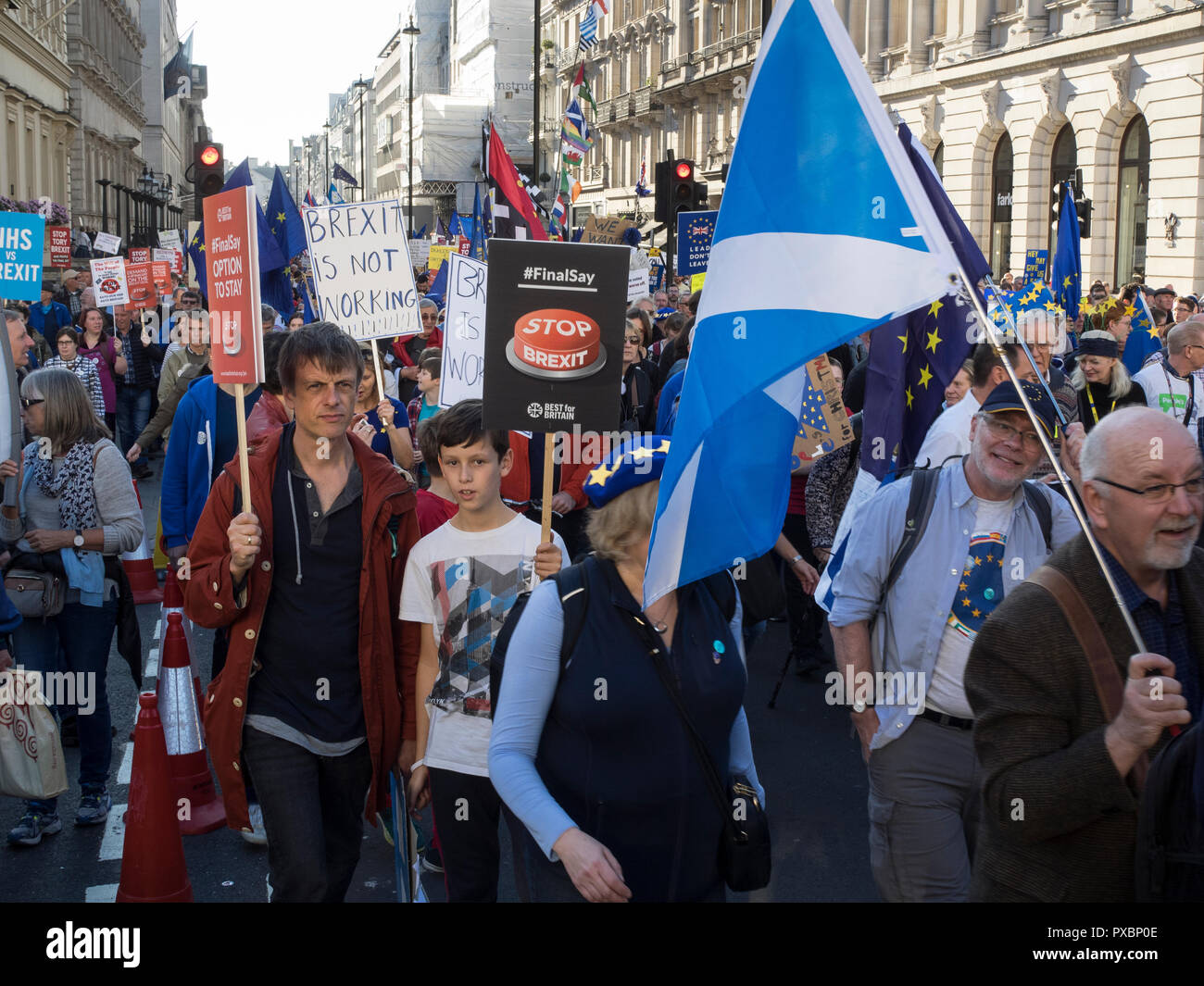 Les militants anti Brexit procession dans Londres Banque D'Images