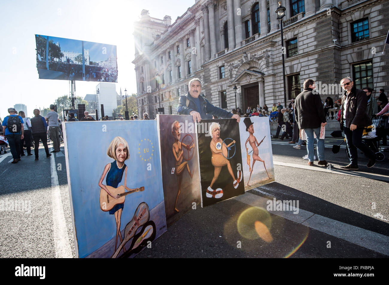 London, Londres, Royaume-Uni. 20 Oct, 2018. Un artiste est vu avec ses dessins au cours de la marche.Plus de cinq cent mille personnes mars de Park Lane à la place du Parlement dans ce qui est dit pour être la plus grande manifestation publique contre Brexit jusqu'à présent. La marche est à la demande d'un vote du peuple sur la dernière face Brexit sur fond d'appui de députés de tous les grands partis politiques. Credit : Brais G. Rouco SOPA/Images/ZUMA/Alamy Fil Live News Banque D'Images