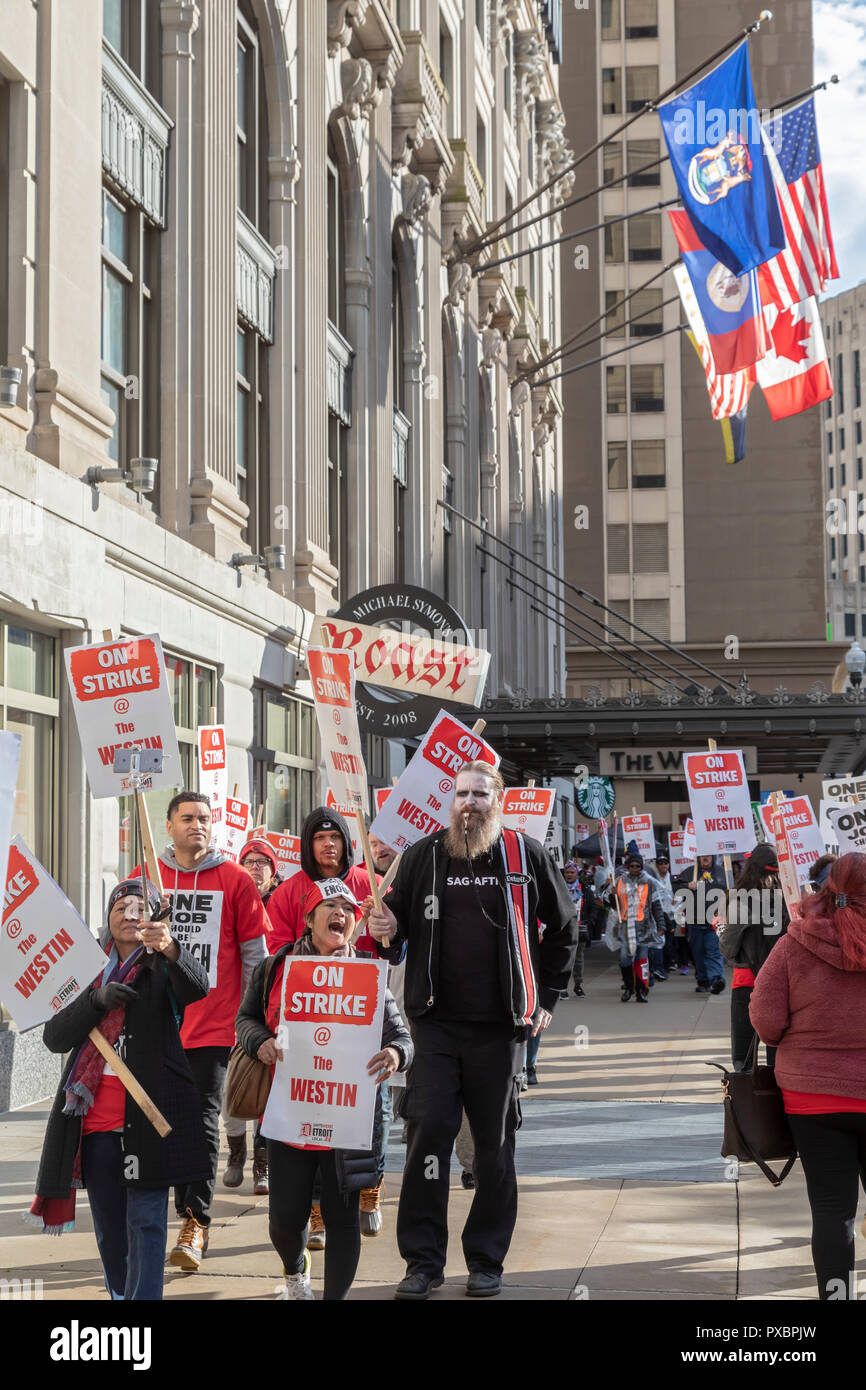 Detroit, Michigan, USA - 20 octobre 2018 - Les travailleurs et leurs partisans les piquets de l'hôtel The Westin Book Cadillac, partie d'une grève par le syndicat UNITE HERE contre hôtels Marriott de Boston à Honolulu. Les travailleurs veulent de meilleurs salaires, de sorte qu'ils n'ont pas à travailler plus d'un emploi. Banque D'Images