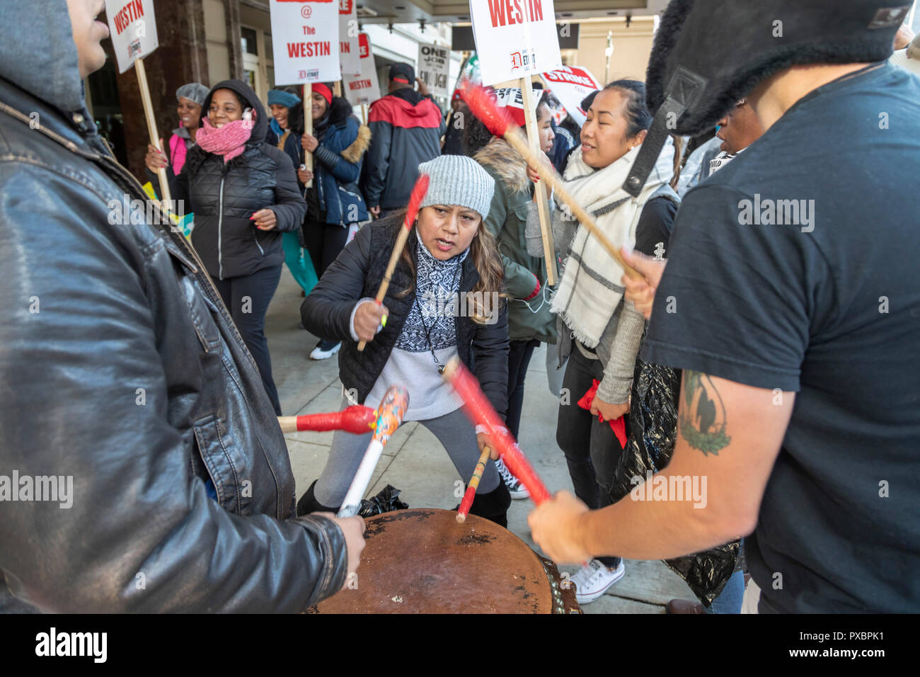 Detroit, Michigan, USA - 20 octobre 2018 - En tant que batteurs jouer, les travailleurs et leurs partisans les piquets de l'hôtel The Westin Book Cadillac. Il faisait partie d'une grève par le syndicat UNITE HERE contre hôtels Marriott de Boston à Honolulu. Les travailleurs veulent de meilleurs salaires, de sorte qu'ils n'ont pas à travailler plus d'un emploi. Banque D'Images