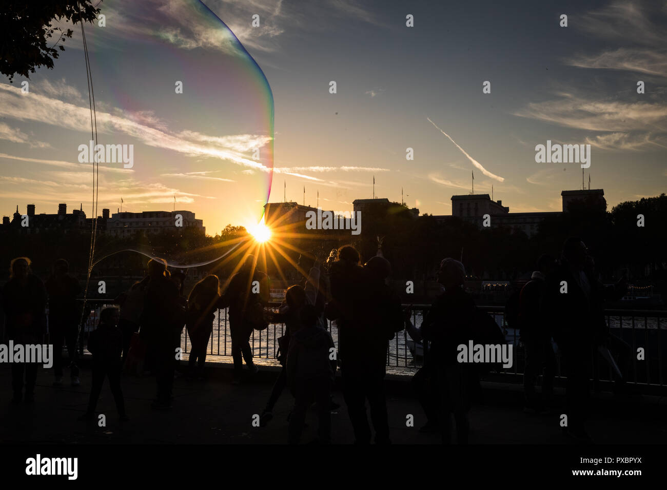 Southbank, Londres UK. 20 octobre 2018. Météo France, beau ciel de Londres pendant le coucher du soleil. La solarisation et bulles géantes sur Southbank. Credit : carol moir/Alamy Live News Banque D'Images