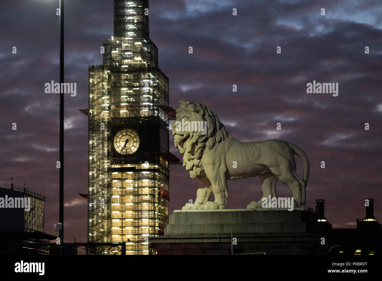 Southbank, Londres UK. 20 octobre 2018. Météo France, beau ciel de Londres pendant le coucher du soleil. Big Ben. Credit : carol moir/Alamy Live News Banque D'Images