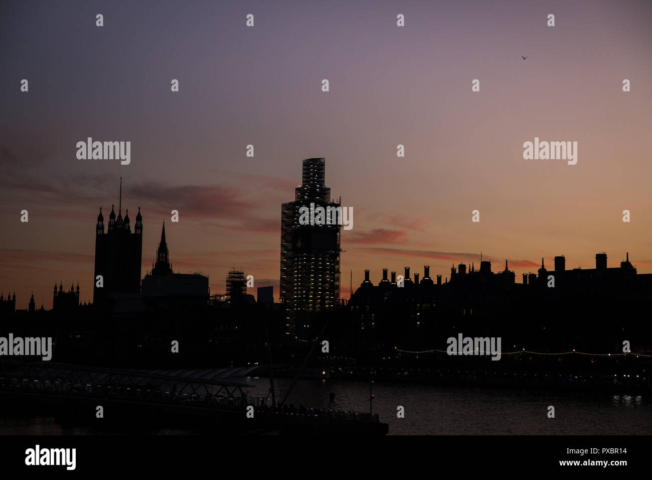 Southbank, Londres UK. 20 octobre 2018. Météo France, beau ciel de Londres pendant le coucher du soleil. Silhouette de Big Ben et Westminster. Credit : carol moir/Alamy Live News Banque D'Images