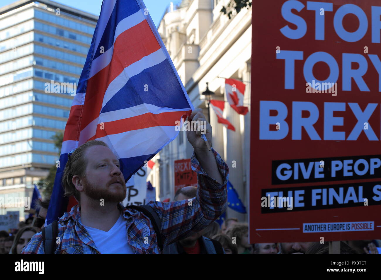 Londres, Royaume-Uni. 20 Oct, 2018. Les jeunes électeurs exigeant un référendum sur l'accord final Brexit en assistant à vote du peuple mars à Londres. Credit : Andis Atvars / Alamy Live News Banque D'Images