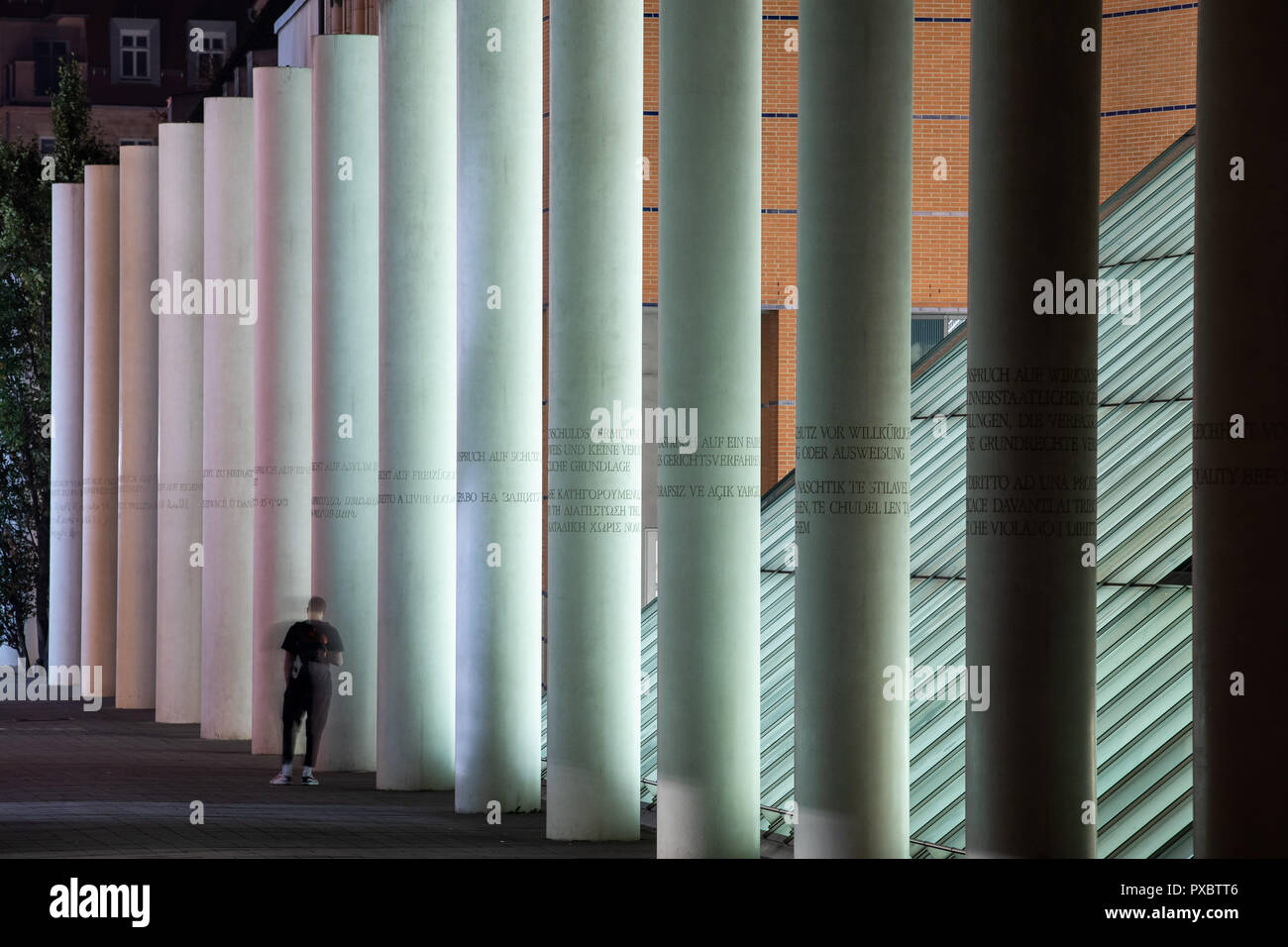 Nuremberg, Allemagne. 19 Oct, 2018. 19 octobre 2018, l'Allemagne, Nuremberg : La rue des droits de l'homme au centre-ville. 30 articles de la Charte des droits de l'homme des Nations Unies peut être lu dans la rue dans différentes langues. Deux piliers blancs, les dalles de plancher et d'un chêne sont censés être un rappel et un rappel en même temps dans la ville du Reich Nazi et les jours de fête les lois raciales. Le 23 octobre l'œuvre d'art sera de 25 ans. Crédit : Daniel Karmann/dpa/Alamy Live News Banque D'Images