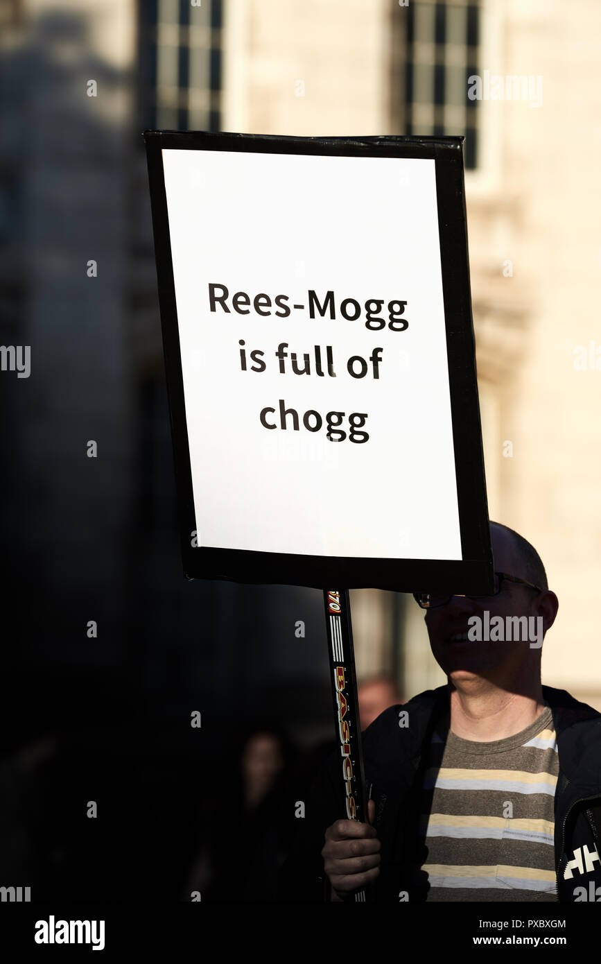 Londres, Royaume-Uni. 20 Oct, 2018. Placard détenus par un Brexit manifestant dans la marche le samedi 20 octobre 2018 au centre de Londres pour protester contre le Royaume-Uni la sortie de l'UE. Crédit : Michael Foley/Alamy Live News Banque D'Images