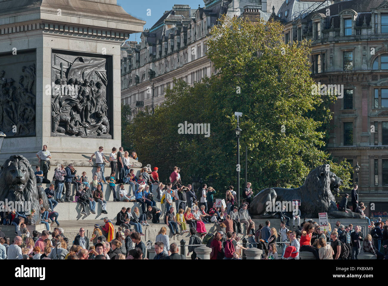 Londres, Royaume-Uni. 20 Oct, 2018. Les badauds et les manifestants anti-Brexit à la colonne Nelson, Trafalgar Square, Londres, regarder la marche le samedi 20 octobre 2018 pour protester contre le Royaume-Uni la sortie de l'UE. Crédit : Michael Foley/Alamy Live News Banque D'Images