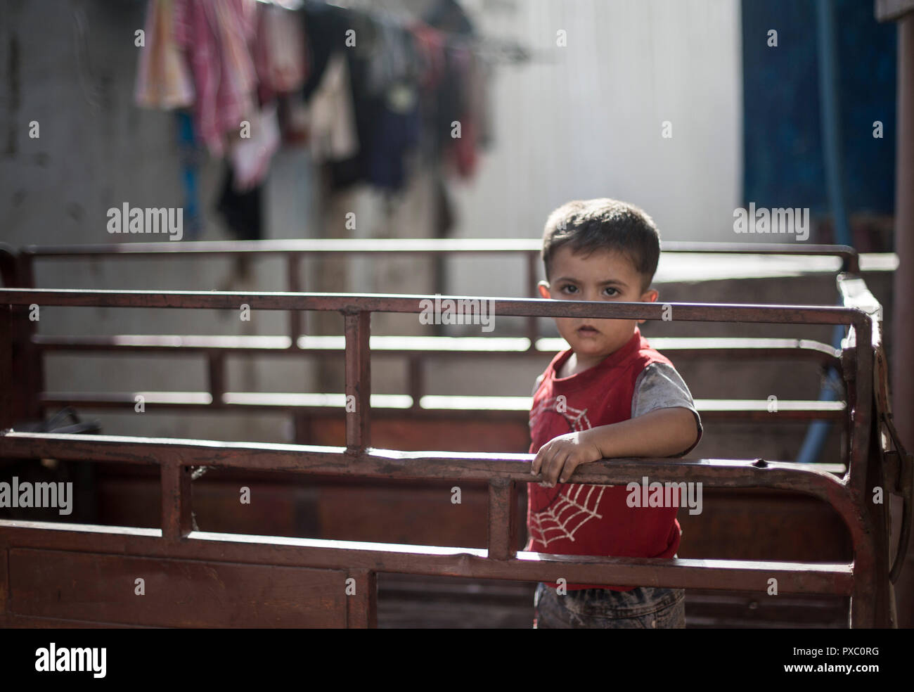 Un réfugié palestinien enfant joue à l'intérieur d'un camion dans la ville de Beit Lahia au nord de la bande de Gaza. Les Palestiniens souffrent d'un chômage élevé et le manque d'emplois dans la bande de Gaza. Un nombre croissant de familles confrontées à la pauvreté après la perte de travail au cours des dix dernières années du siège de Gaza et trois guerres israéliennes sur la bande de Gaza Banque D'Images