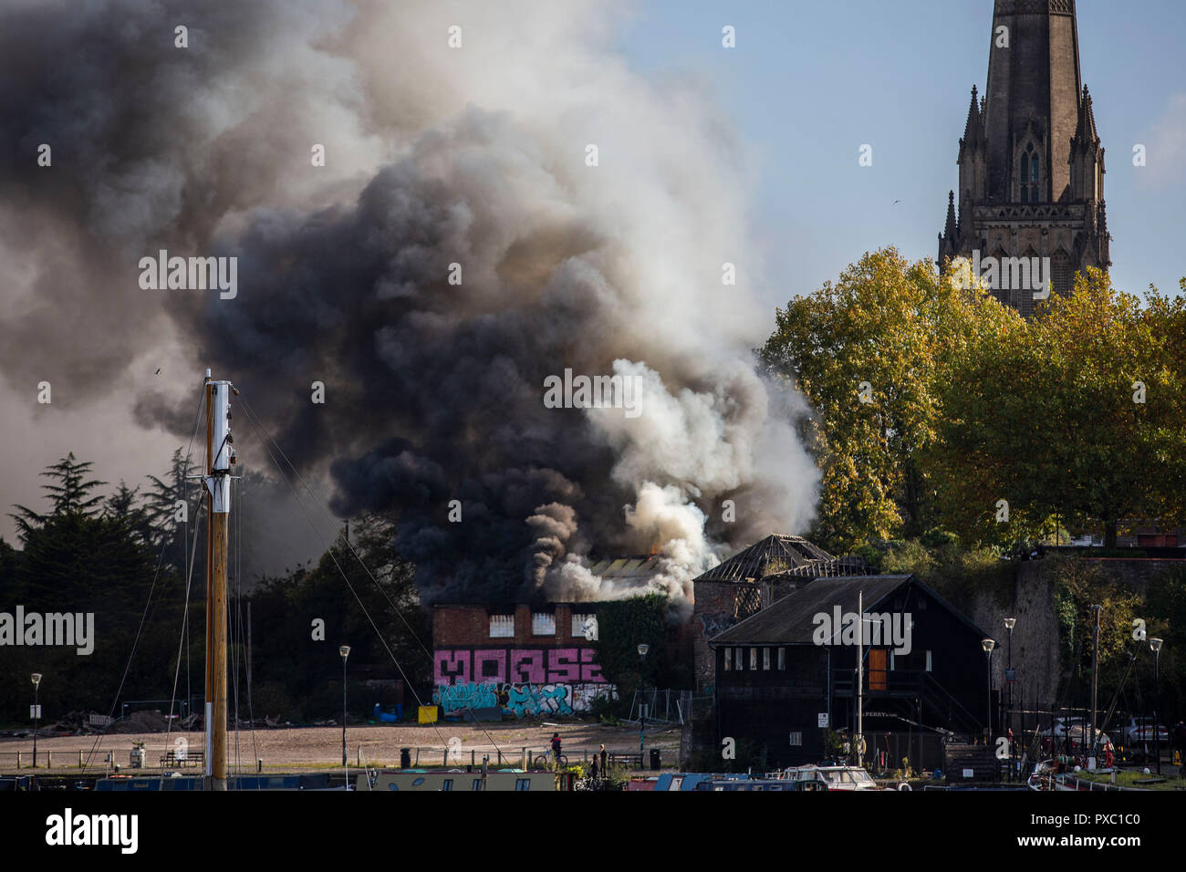 Bristol, Royaume-Uni. 21 Oct, 2018. Les équipes de pompiers s'attaquer à un grand incendie de l'entrepôt dans le centre de Bristol, 21 octobre 2018. Crédit : Adam Gasson/Alamy Live News Banque D'Images