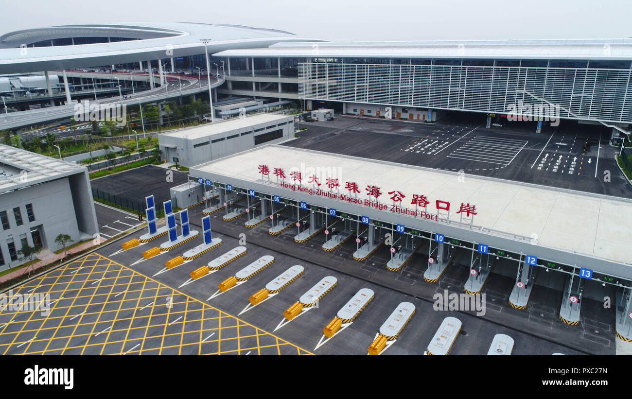 (181021) -- ZHUHAI, le 21 octobre 2018 (Xinhua) -- photo aérienne montre l'Zhuhai Port de Hong Kong-Zhuhai-Macao Bridge à Zhuhai, Province du Guangdong en Chine du sud, le 11 octobre 2018. Les formalités douanières entre Macao et Zhuhai sera réalisée sur un "Corps commun et une libération à temps", afin de rendre le processus plus efficace pour les voyageurs utilisant le pont Hong Kong-Zhuhai-Macao. En vertu du nouveau système de douanes, les voyageurs devront passer les contrôles aux frontières qu'une fois -- soit via la commande automatique, semi-automatique, ou des canaux pilotés selon les documents d'identification -- à comp Banque D'Images