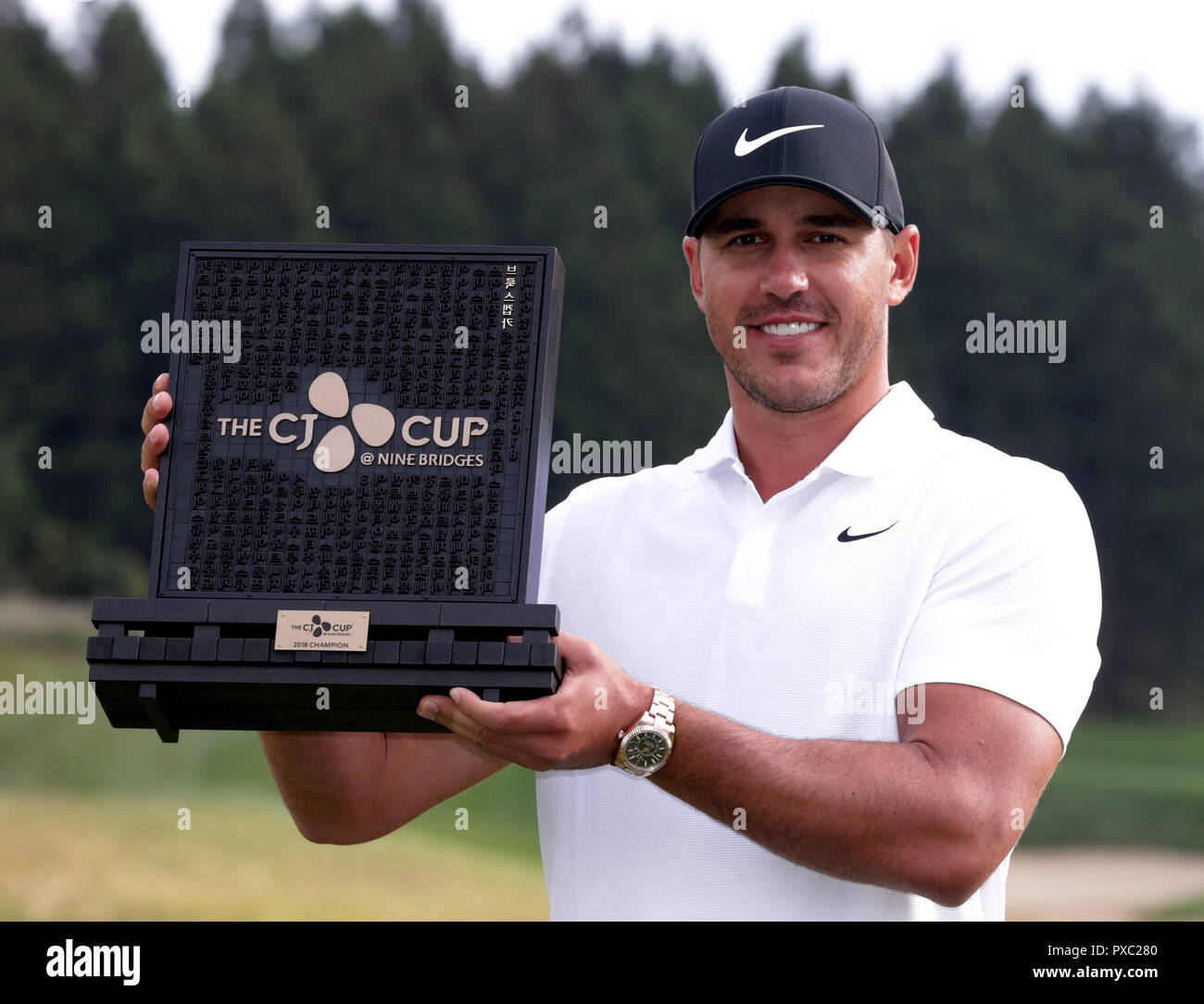 Jeju, Corée du Sud. 21 Oct, 2018. Brooks Koepka des États-Unis pose pour des photos pendant la cérémonie de la CJ Tasse du PGA Tour à l'île de Jeju en neuf ponts, de Corée du Sud, le 21 octobre 2018. Koepka a remporté la coupe. Credit : Lee Sang-ho/Xinhua/Alamy Live News Banque D'Images