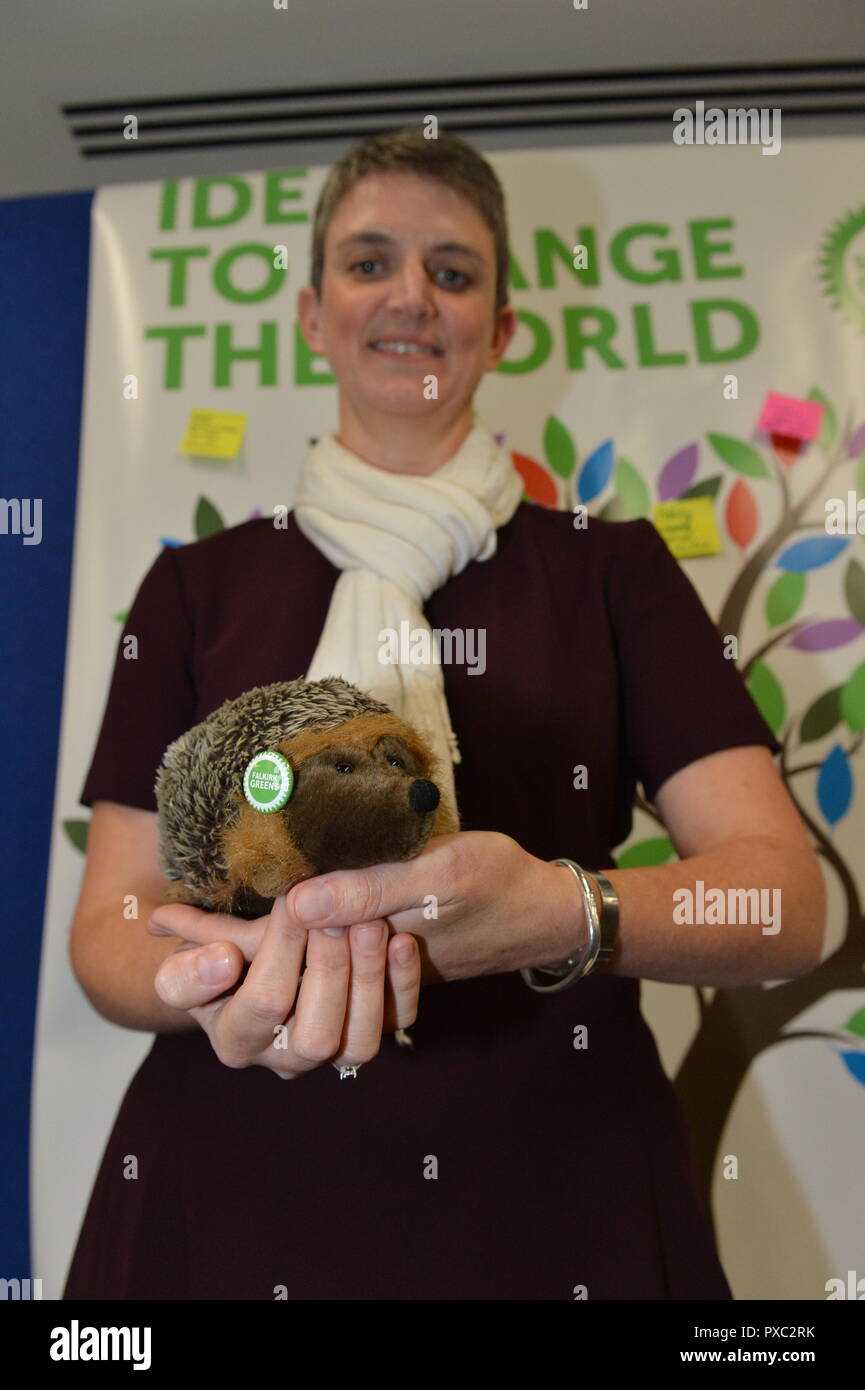 Glasgow, Royaume-Uni. 21 Oct 2018. Idées pour sauver le monde. Parti Vert écossais Conférence nationale. Photo Maggie Chapman MSP et Verts écossais Coordonnatrice, posant avec un hérisson en face d'une toile avec un arbre avec un slogan, "Des idées pour changer le monde' Credit : Colin Fisher/Alamy Live News Banque D'Images