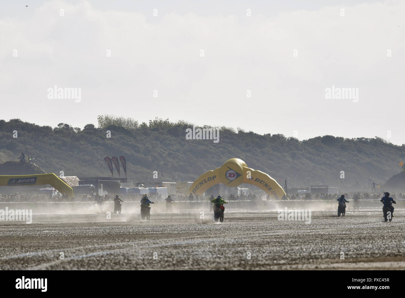 Weston Super Mare, Royaume-Uni. 21 Oct 2018. The UK's biggest bike race sur le front de mer à Weston Super Mare. Montagnes de sable sont mis dans une situation très difficile piste de course le long du front de mer et au-delà de la ligne de départ et d'arrivée. Cette année sa 36e année, l'événement s'est passé. Des milliers de visiteurs d'assend regarder une course rapide et furieux. Robert Timoney/ive/News. Crédit : Robert Timoney/Alamy Live News Banque D'Images