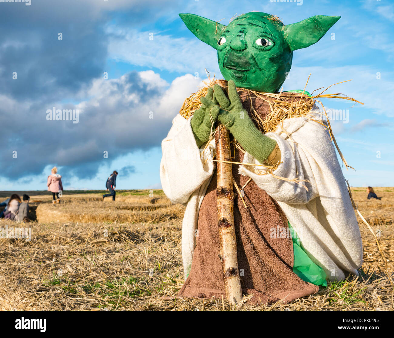 Kilduff Farm, East Lothian, Ecosse, Royaume-Uni, 21 octobre 2018. Enfants jouant sur le dessus de la paille bottes de foin dans un labyrinthe avec un Maître Jedi Yoda en peluche à un mannequin choisissez votre propre pumpkin farm Banque D'Images