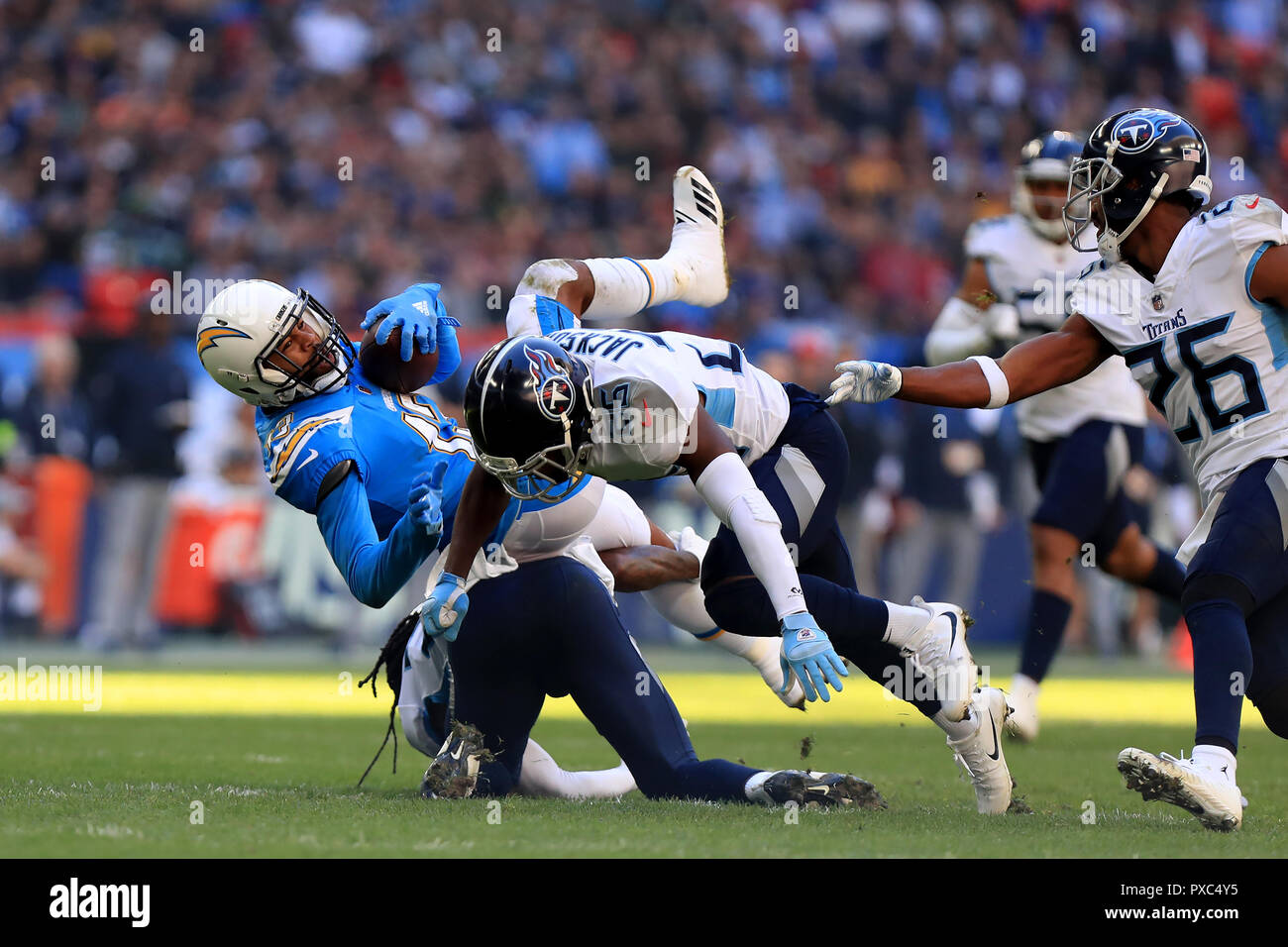 Le stade de Wembley, Londres, Royaume-Uni. 21 Oct, 2018. NFL à Londres, deux jeux, Tennessee Titans contre Los Angeles chargeurs ; Adoree' Jackson et Kendrick Lewis des Tennessee Titans attaquer Allen Keenan de la Los Angeles Chargers : Action Crédit Plus Sport/Alamy Live News Banque D'Images