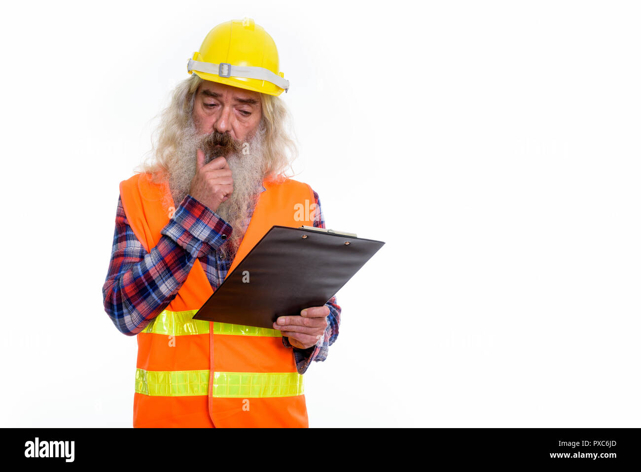 Studio shot of senior homme barbu construction worker reading sur Banque D'Images