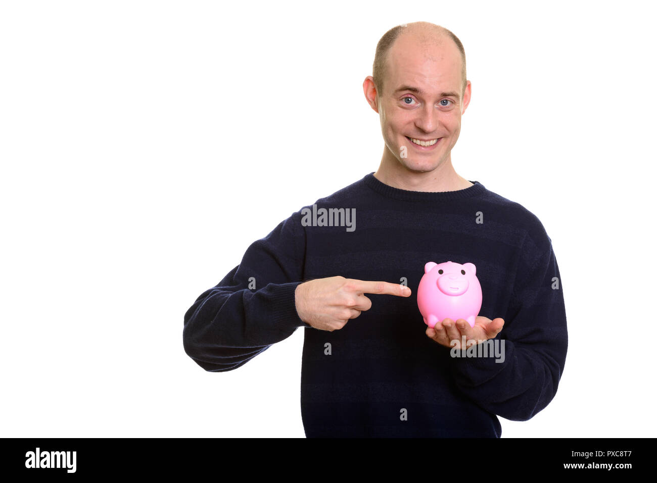 Heureux bald man smiling and holding Piggy Bank tout en p Banque D'Images