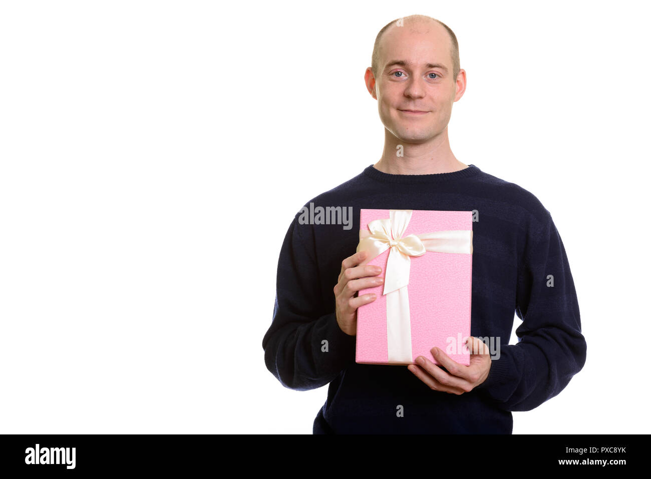 Heureux bald man smiling and holding gift box Banque D'Images