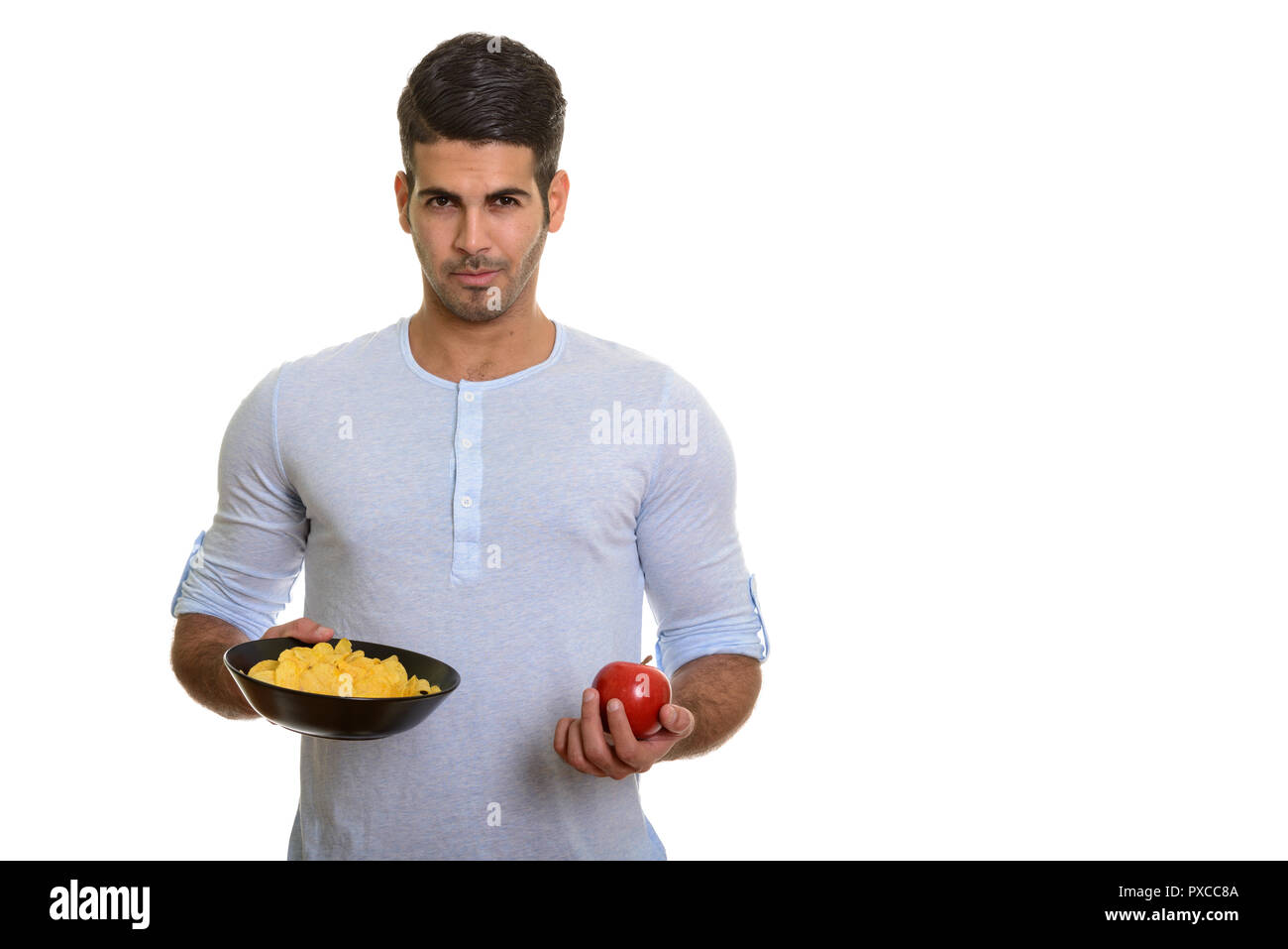Handsome Young man holding Persique bol de croustilles de pommes de terre et rouge Banque D'Images