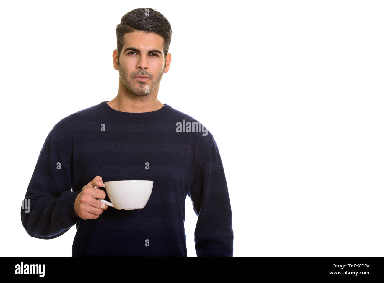 Beau jeune homme persan holding Coffee cup Banque D'Images