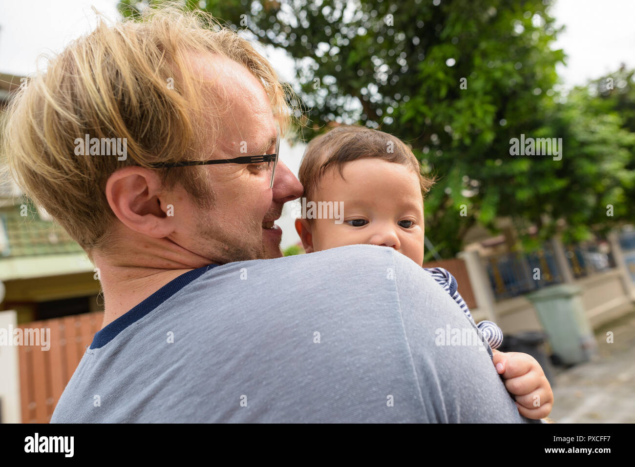 Père et fils bébé accueil liens affectifs au grand air Banque D'Images
