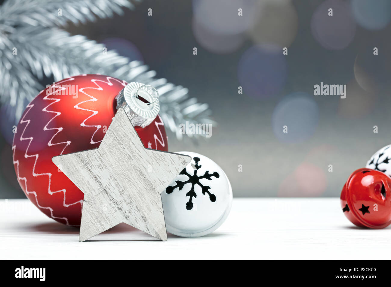 Décorations de Noël sur fond gris avec de l'argent flou branche de sapin et des taches de lumière Banque D'Images