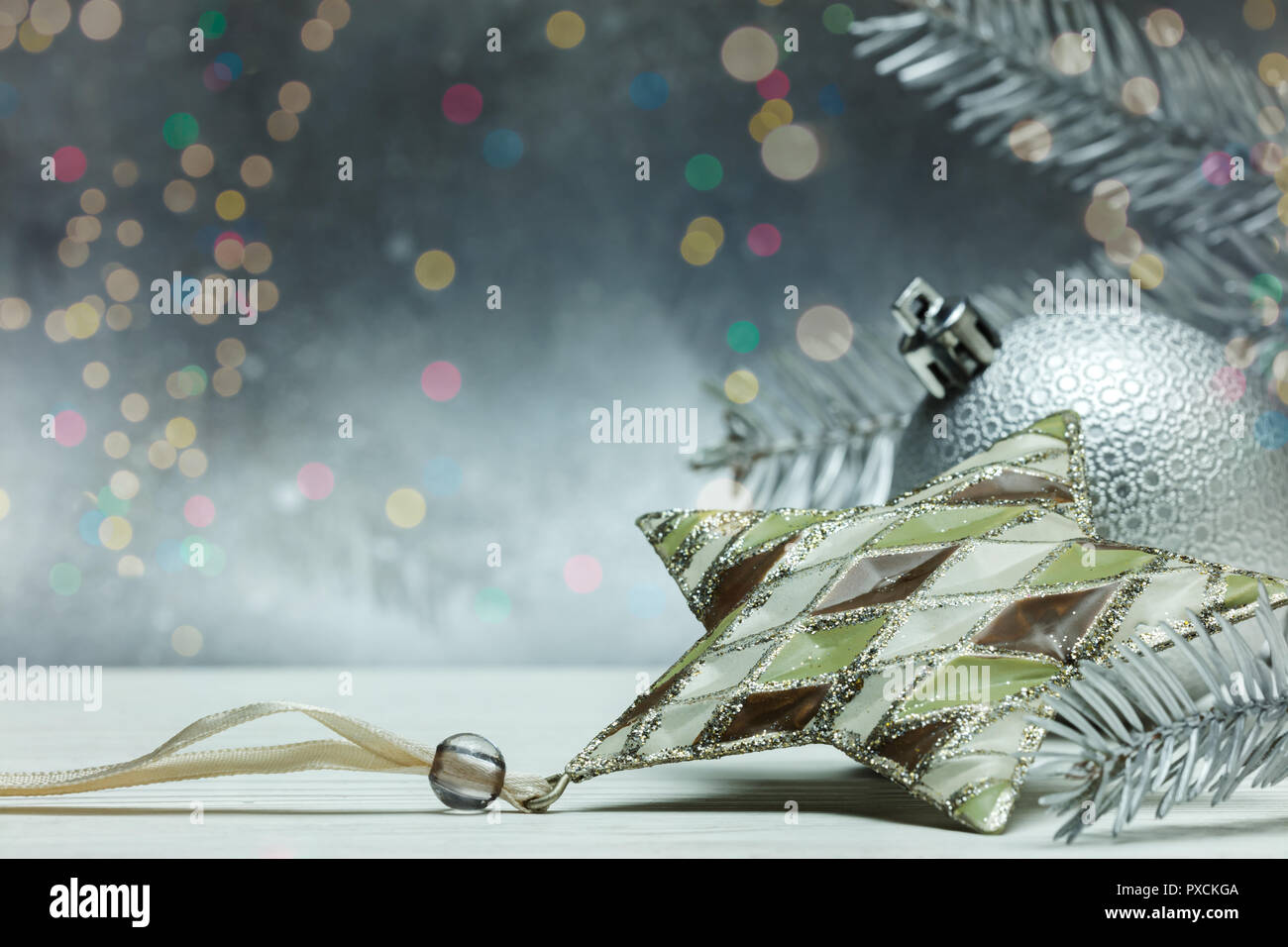 Décorations de Noël et branches de sapin sur fond gris Banque D'Images