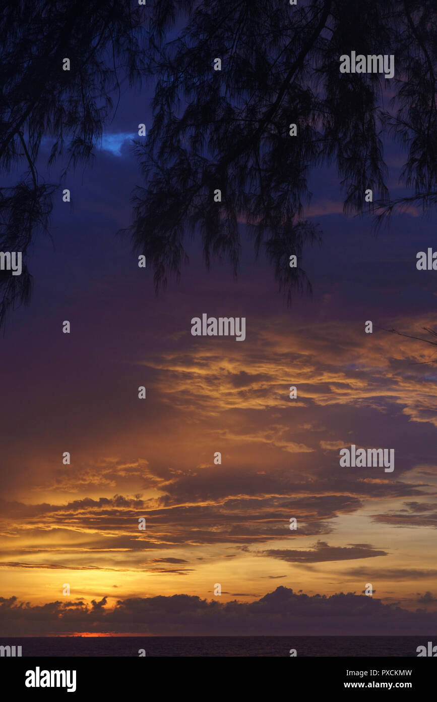 Coucher de soleil sur la mer Andaman, comme vu d'une plage à Phuket, Thaïlande Banque D'Images