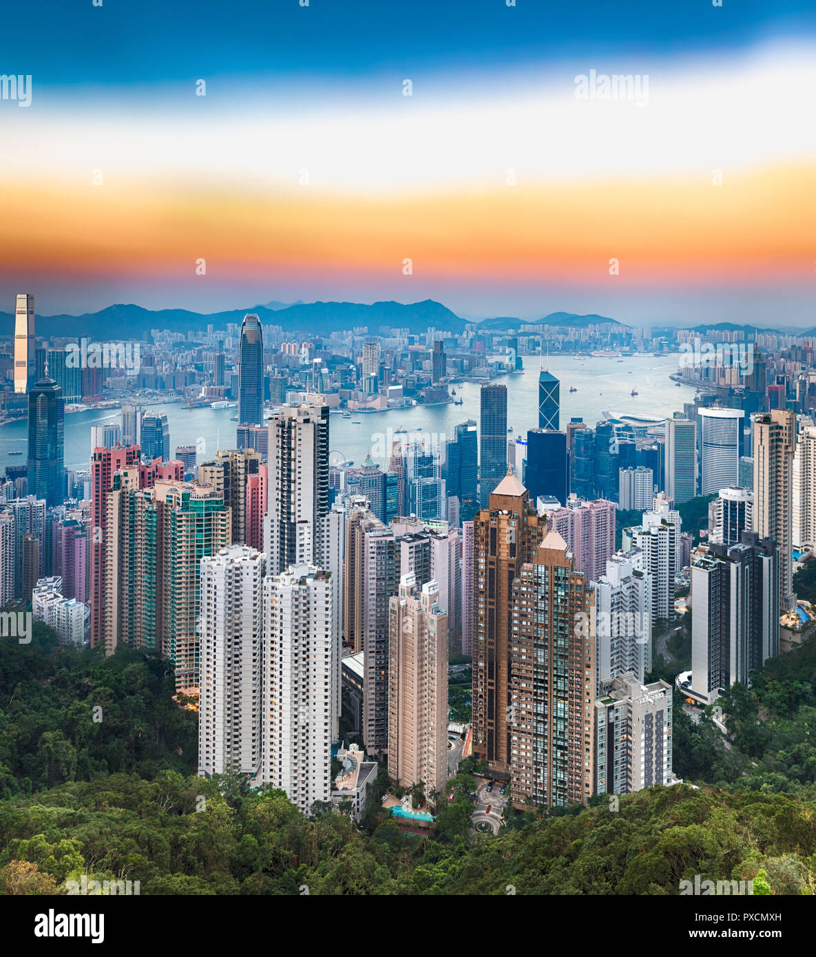 Horizon de Hong Kong au coucher du soleil. Vue depuis le Pic Victoria Banque D'Images