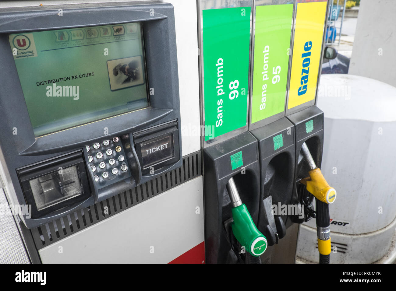 Mettre de l'essence,diesel,essence,auto,service,en,Peugeot,voiture,essence,gaz,,gare,Garage,en,Limoux,Aude,Sud,de, France,Europe,Europe, Banque D'Images