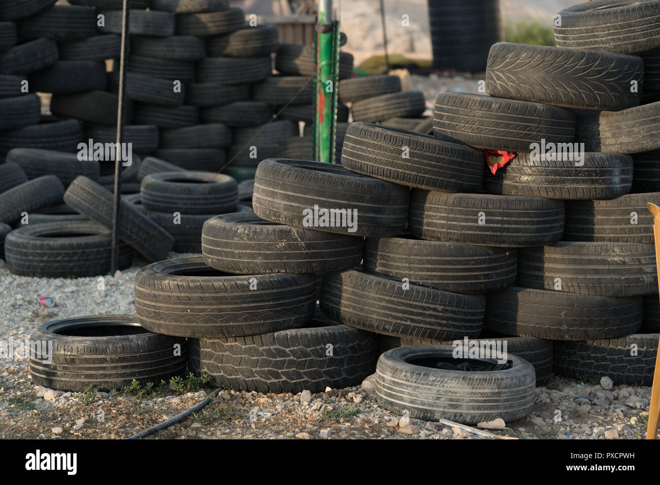 Pneumatiques prêt à être brûlé dans le village bédouin de Khan al-Ahmar, Cisjordanie, OPT Banque D'Images