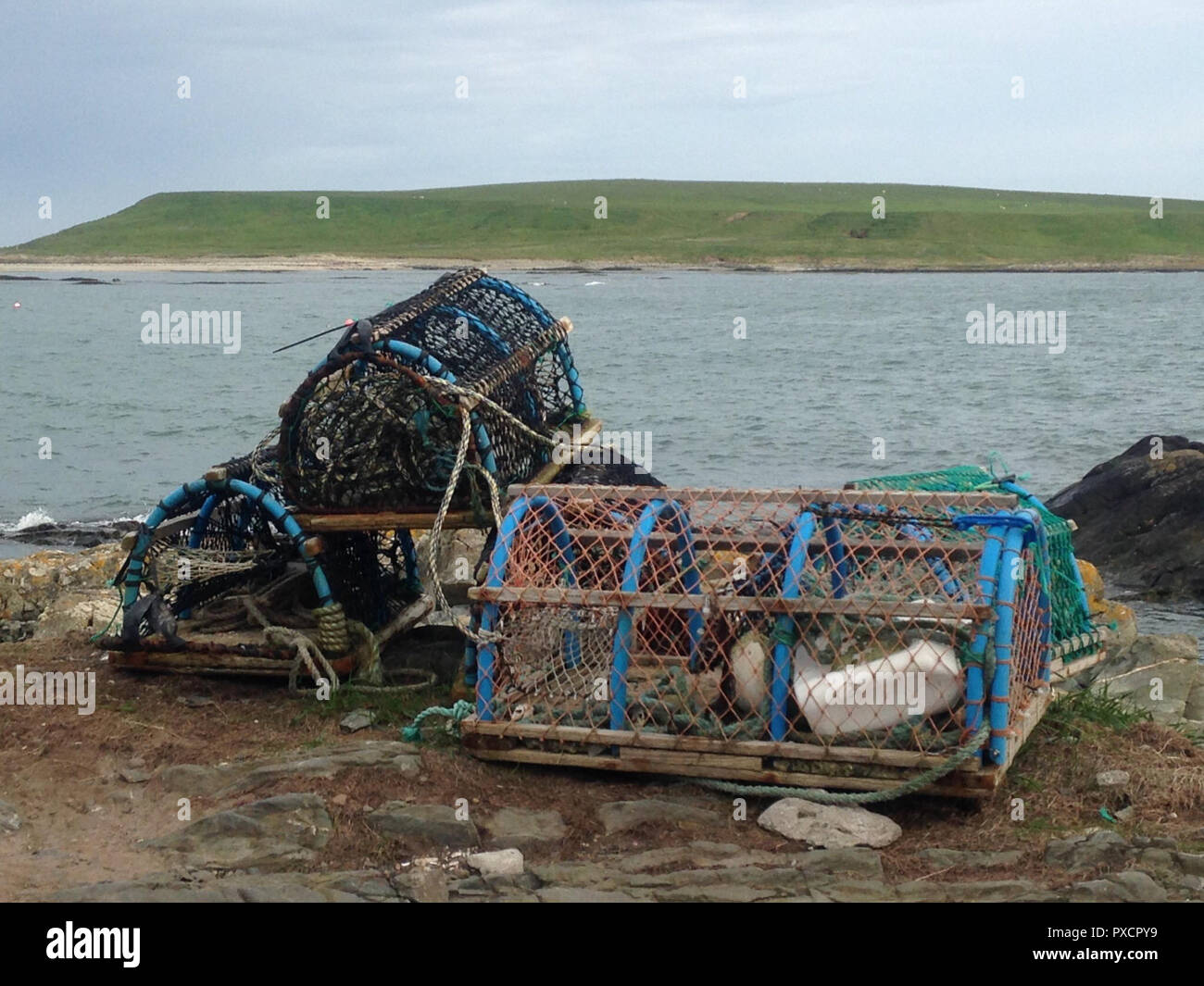 Un casier à homard ou des casiers à homard sont vus sur la côte est de  l'Irlande Photo Stock - Alamy
