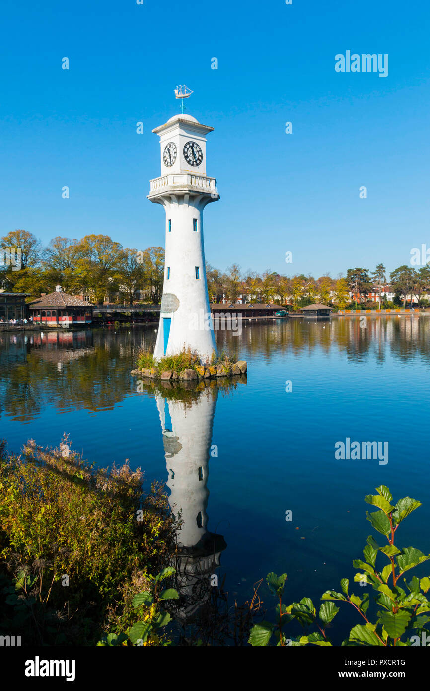 Le Capitaine Scott Memorial lighthouse à Roath Park Lake, Cardiff, Pays de Galles, Royaume-Uni Banque D'Images