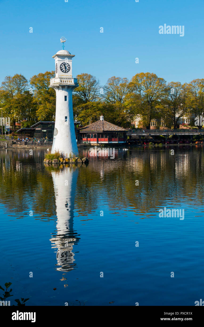 Le Capitaine Scott Memorial lighthouse à Roath Park Lake, Cardiff, Pays de Galles, Royaume-Uni Banque D'Images