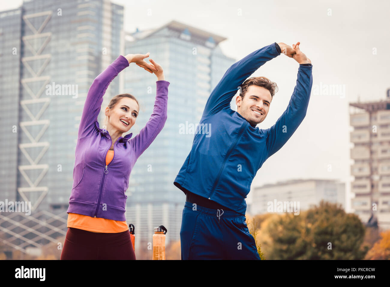 Athletic couple exercising pour une meilleure forme physique dans la ville Banque D'Images