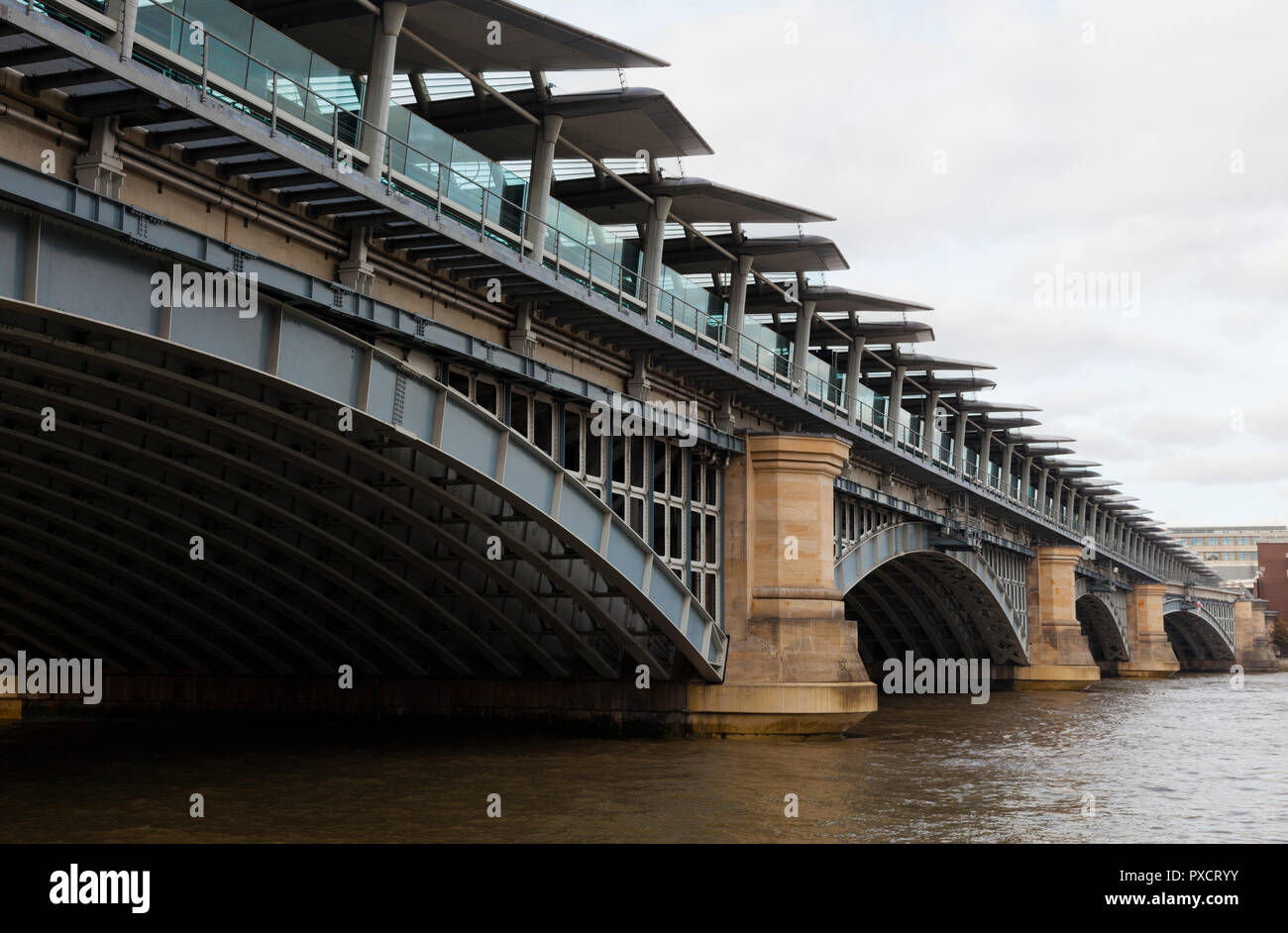 Pont ferroviaire de Blackfriars Station Blackfriars en enjambant le pont, traversant la Tamise, Londres, Royaume-Uni. Banque D'Images