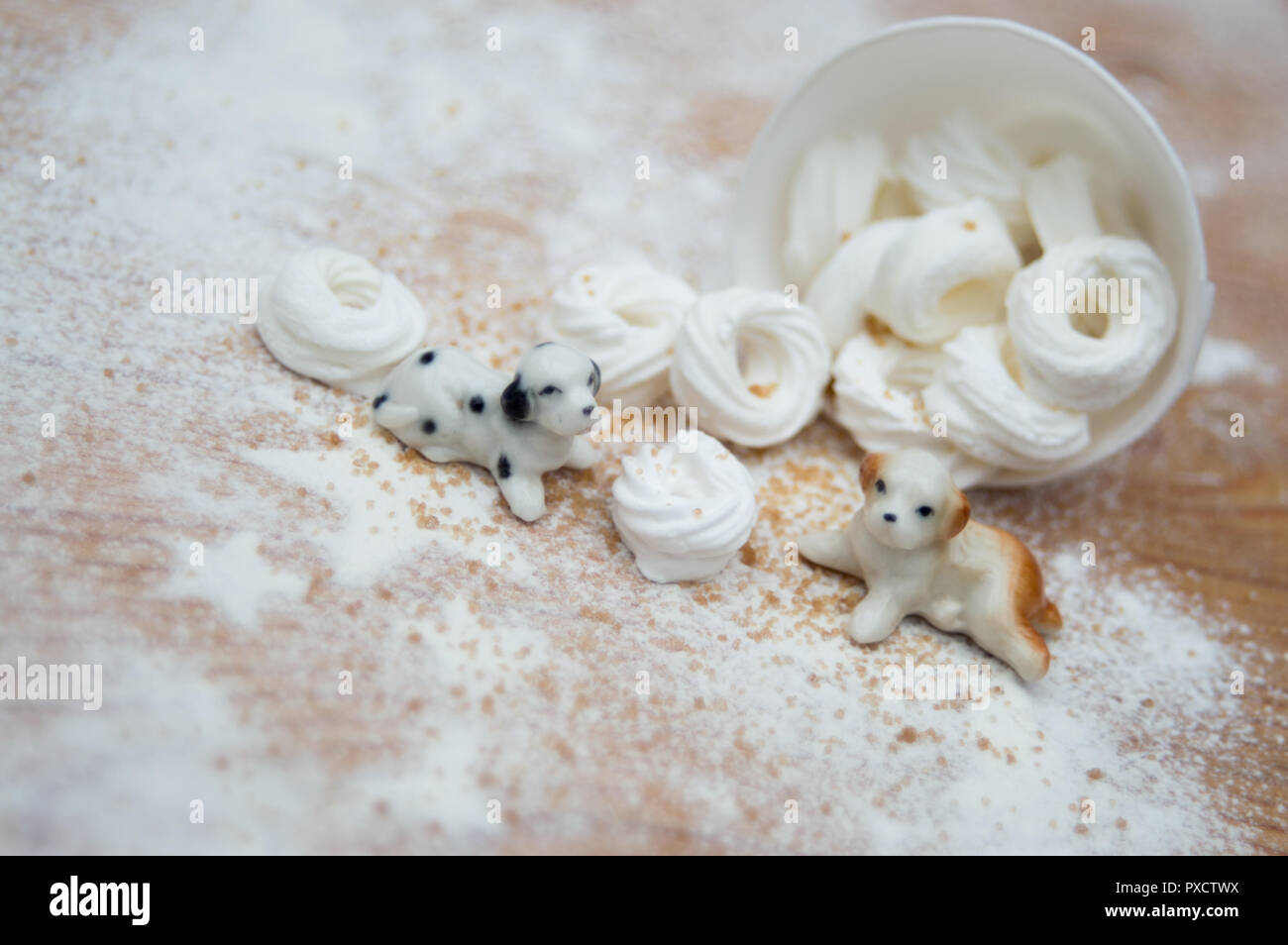 L'intérieur de Noël avec de petites figurines chiot porcelaine et anneaux de meringue Banque D'Images