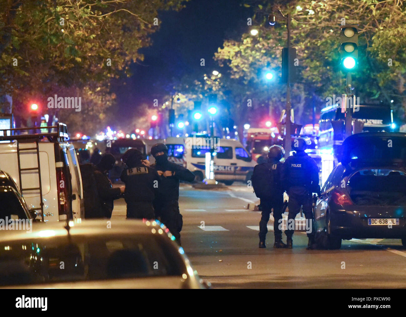 Novembre 13, 2015 - Paris, France : ruée vers la police pour sécuriser la zone près de la salle de concert Bataclan, l'un des spots attaqué par des terroristes. Des policiers dans les rues de Paris a proximite du Bataclan dans la soiree du 13 novembre 2015, tandis que la capitale est la scène de plusieurs attaques terroristes meurtrieres. *** FRANCE / PAS DE VENTES DE MÉDIAS FRANÇAIS *** Banque D'Images