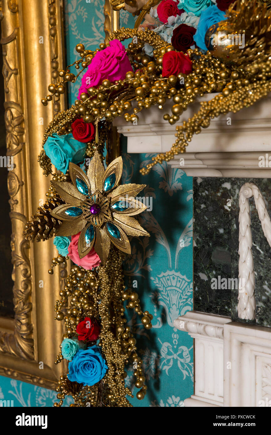 Royaume-uni, Angleterre, dans le Yorkshire, Castle Howard à Noël, Turquoise Salle de dessin, sur le thème de la couleur des décorations sur mantel Banque D'Images