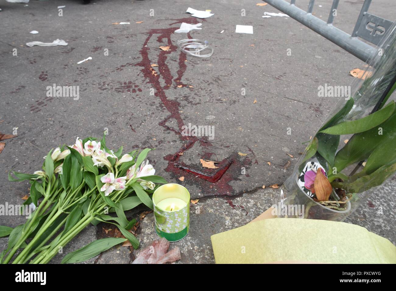Novembre 14, 2015 - Paris, France : les éclaboussures de sang et de fleurs près du Bataclan concert hall, où des dizaines de personnes ont été tués au cours de la pire attaque terroriste de frapper Paris. Des traces de sang sont visibles sur le sol pres du Bataclan, au lendemain des tueries du 13 novembre 2015, dans lesquelles 130 personnes ont ete tuees par des terroristes djihadistes. *** FRANCE / PAS DE VENTES DE MÉDIAS FRANÇAIS *** Banque D'Images