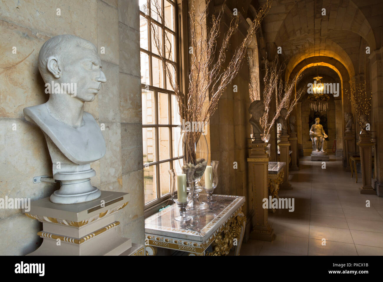 Royaume-uni, Angleterre, dans le Yorkshire, Castle Howard à Noël, de meubles anciens, le passage d'hiver lumineux décorations brindille entre les bustes Banque D'Images