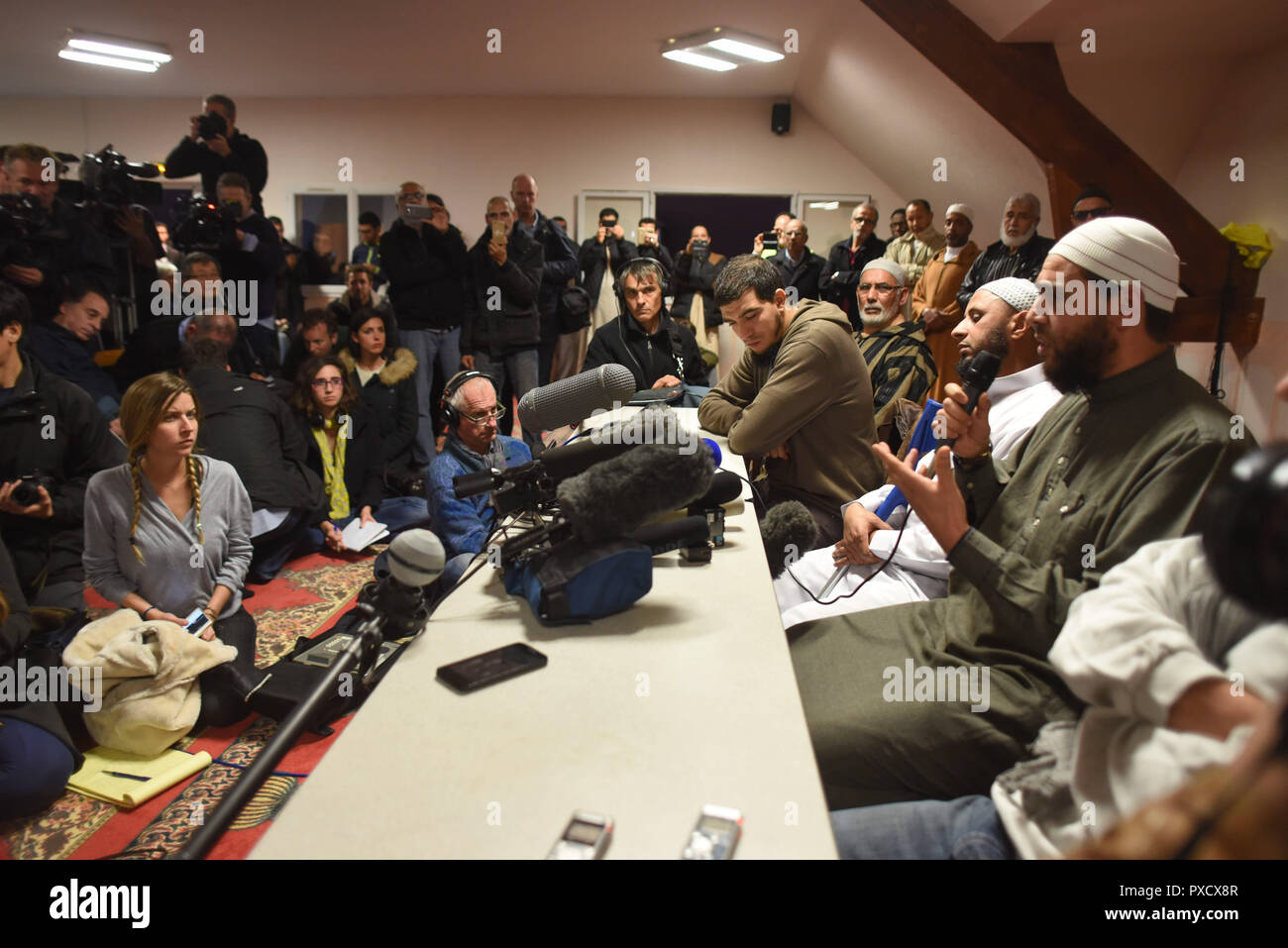 15 novembre 2015 - Paris, France : l'imam de la mosquée Luce reçoit correspondants de presse dans la salle de prière de nier que terroristes Français Ismail Omar Mostefai était prosterné ici régulièrement. Le maire de Chartres, plus haut dit que Mostefai s'est radicalisé en assistant à cette mosquée avant 2010. Des médias du monde entier affluent à la mosquée de Luce, qui a ete frequentee par Ismail Omar Mostefai, l'un des djihadistes ayant participe a la tuerie du bataclan. Les responsables de la mosquée tiennent une conférence de presse et rejettent l'idée que le terroriste s'est radicaliser en son sei Banque D'Images