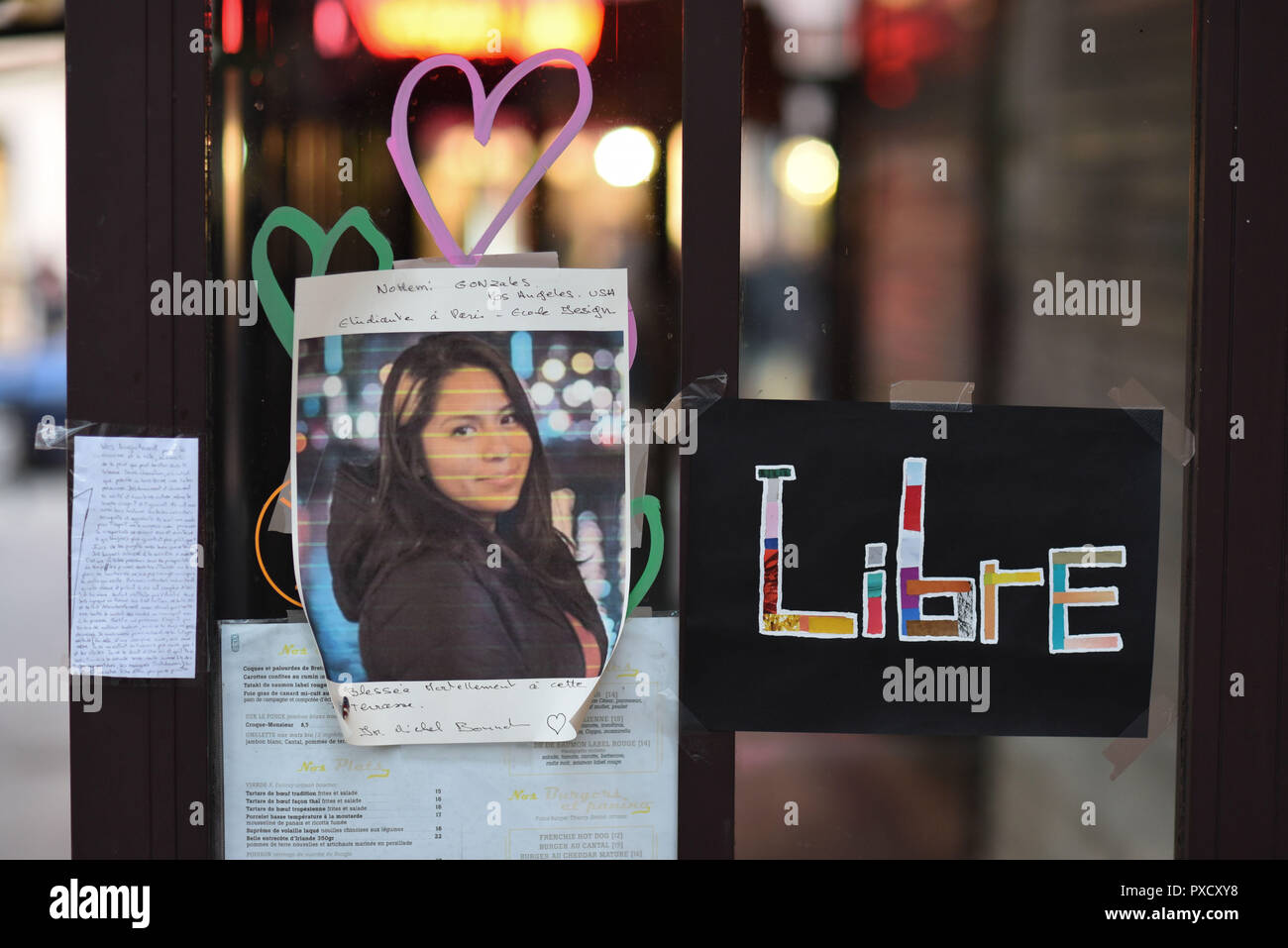 Novembre 22, 2015 - Paris, France : hommage aux victimes du terrorisme le 13 novembre avec des bougies, des dessins, des arts de la rue, et des images des morts avec le Bataclan impromptu près de memorial, le Carillon, le Petit Cambodge restaurant, place de la République. Des photos des victimes des attaques terroristes du 13 novembre 2015 sont posees au milieu de fleurs le long d'un memorial improviser square du Bataclan, a proximite de la salle de concert ou 90 personnes ont ete massacrees. *** FRANCE / PAS DE VENTES DE MÉDIAS FRANÇAIS *** Banque D'Images