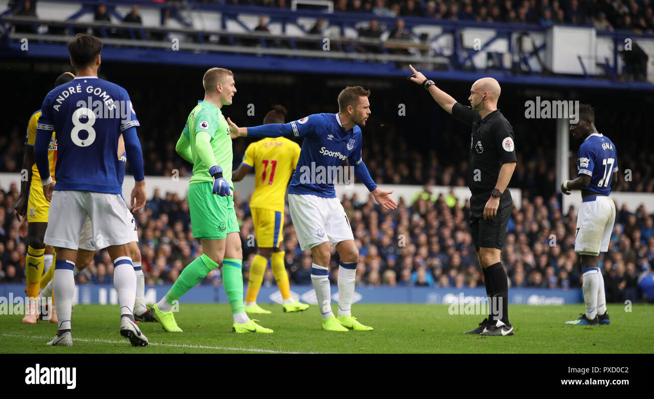 L'Everton Gylfi Sigurdsson (centre) appels à l'arbitre Anthony Taylor après le Palais de Cristal sont un corner au cours de la Premier League match à Goodison Park, Liverpool. Banque D'Images