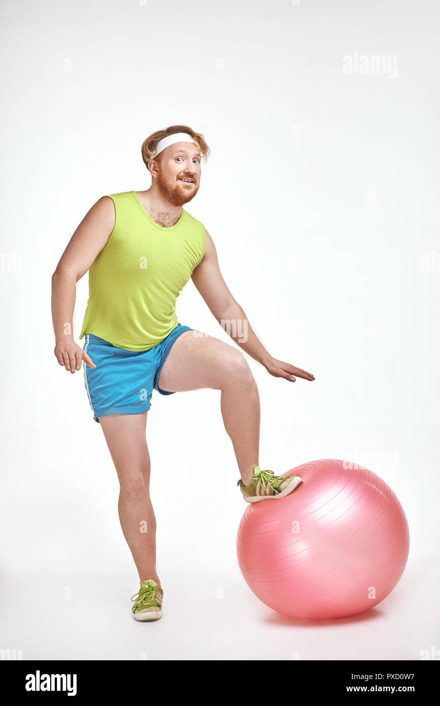 Image Drole De Red Haired Barbu Joufflu Homme Sur Fond Blanc Homme Portant Des Vetements De Sport Homme A Mis Sa Jambe A Un Fitness Ball Photo Stock Alamy Image Drole De Red Haired Barbu Joufflu Homme Sur Fond Blanc Homme Portant Des Vetements De Sport Homme A Mis Sa Jambe A Un Fitness Ball Photo Stock Alamy