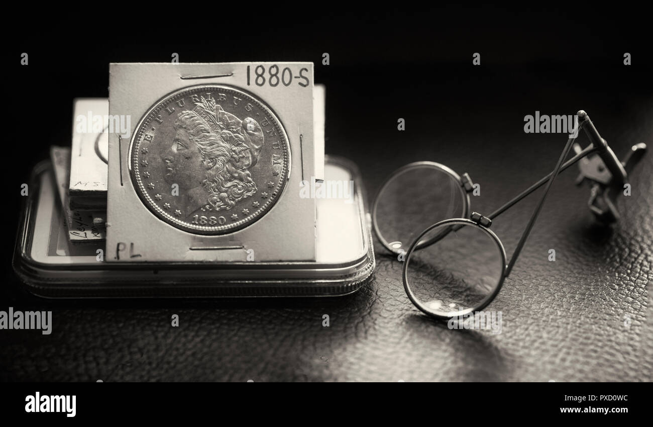 Collecteur de Pièce bureau avec une pile de pièces d'un beau Morgan Dollar état menthe et port en noir et blanc Banque D'Images