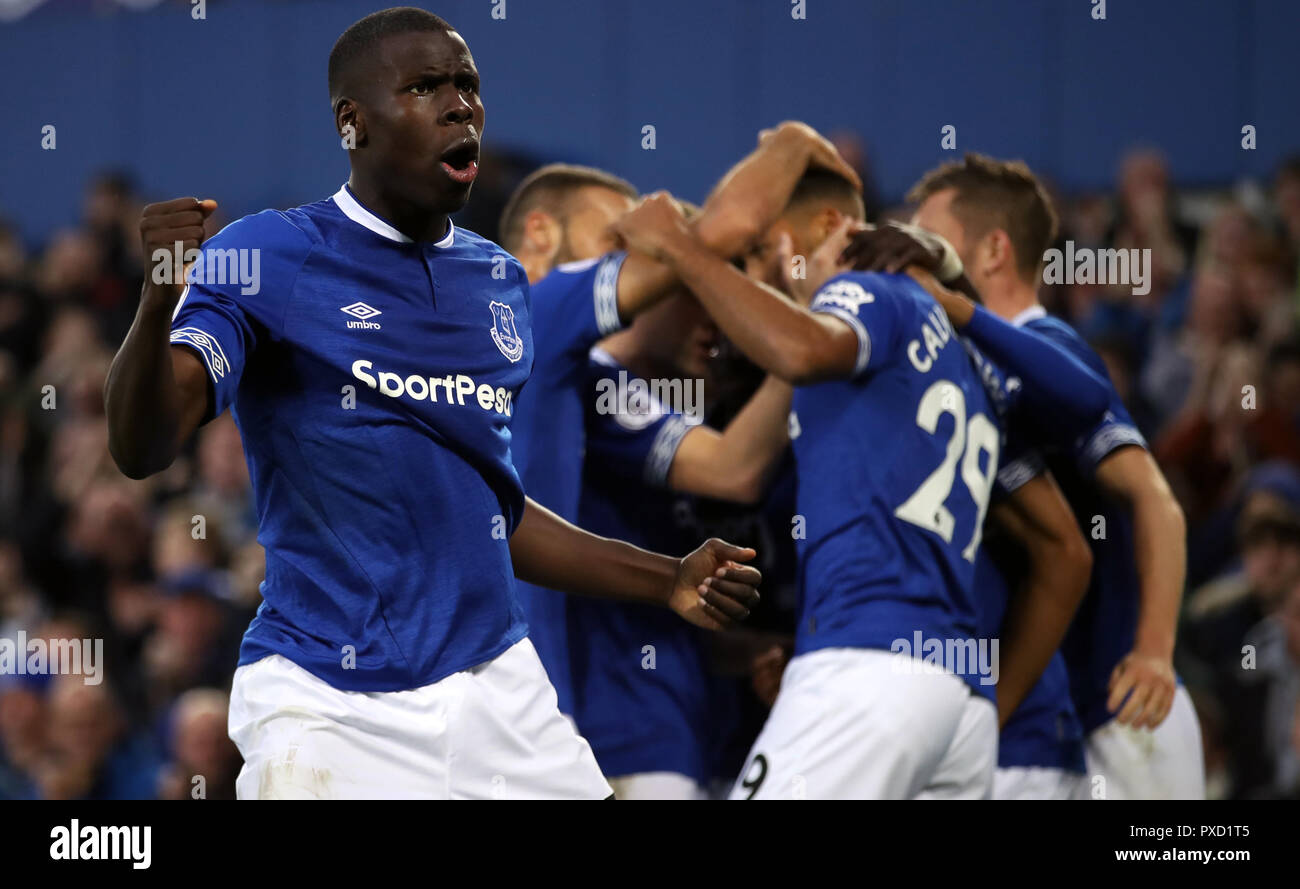 Kurt Zouma Everton célèbre après Dominic Calvert-Lewin (arrière-plan) du côté marque son premier but du jeu au cours de la Premier League match à Goodison Park, Liverpool. Banque D'Images