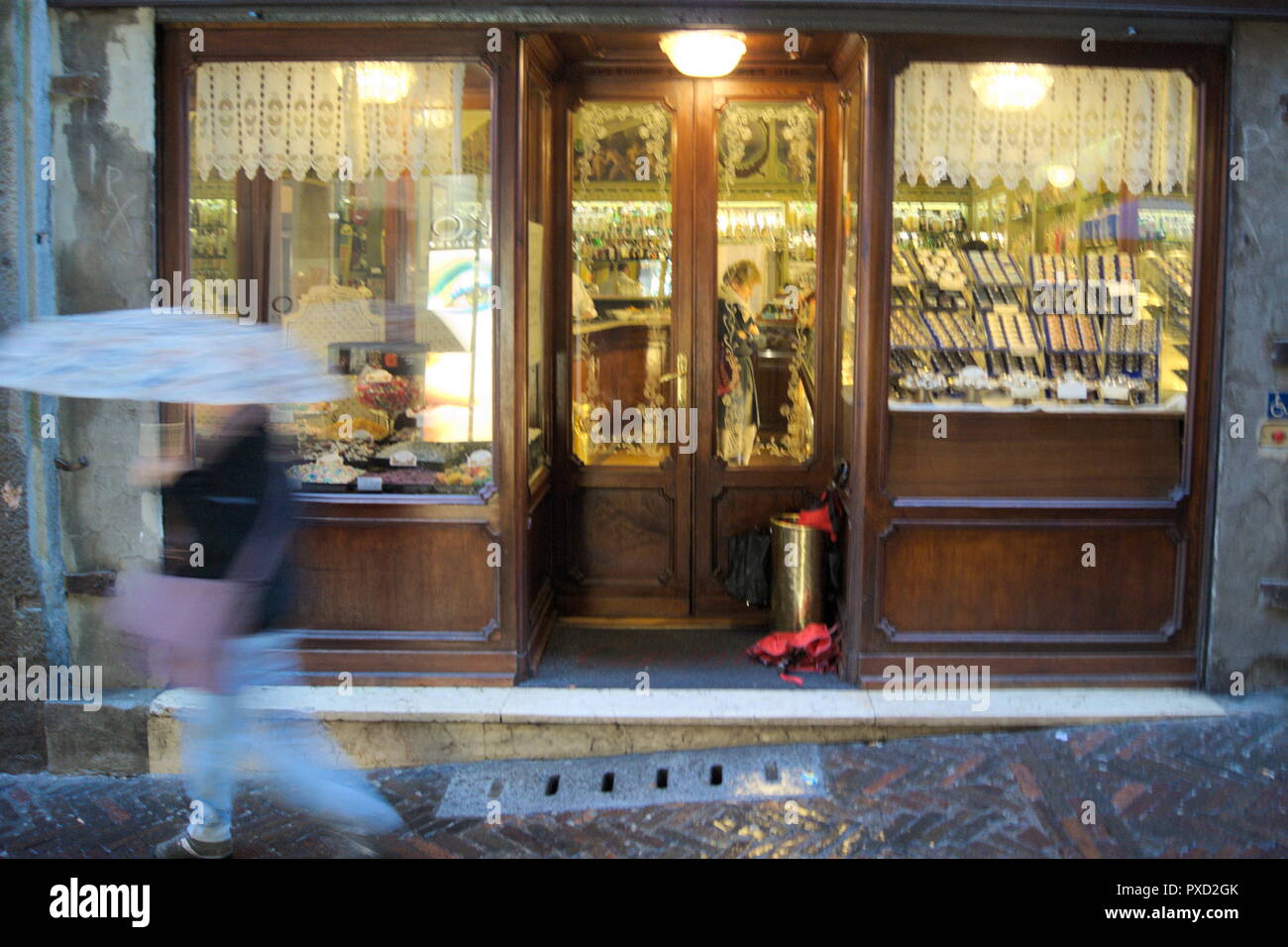 Façade élégante et ancienne dans la ville haute de Bergame, ville médiévale italienne. En début de soirée, la lumière s'estompe lors d'un hiver pluvieux. Banque D'Images